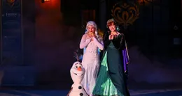 Info insolite  le monde « world of frozen » a ouvert ses portes à disneyland dimanche 29 mars, avec des nouvelles attractions comme celle inspirée du dessin animé « la reine des neiges » et le royaume d' arendelle, ainsi qu’un robot olaf plus vrai que nature, capable de déambuler dans les allées du site. 