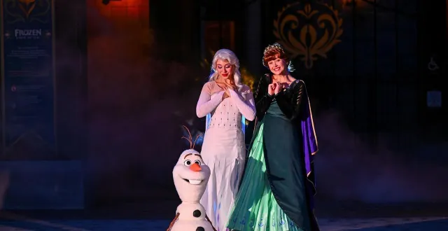 photo  le monde « world of frozen » a ouvert ses portes à disneyland dimanche 29 mars, avec des nouvelles attractions comme celle inspirée du dessin animé « la reine des neiges » et le royaume d' arendelle, ainsi qu’un robot olaf plus vrai que nature, capable de déambuler dans les allées du site.  &copy;  franck dubray / ouest france 
