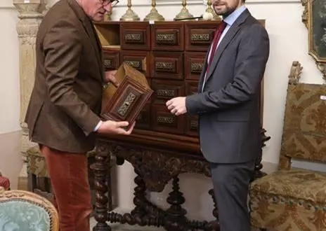 photo  xavier de la perraudière et florian d’oysonville, commissaires-priseurs d’ivoire saumur et angers.  &copy;  groupe ivoire 