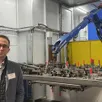photo nicolas roussel, directeur de buisard, devant l’un des trois robots de la nouvelle ligne de soudure.