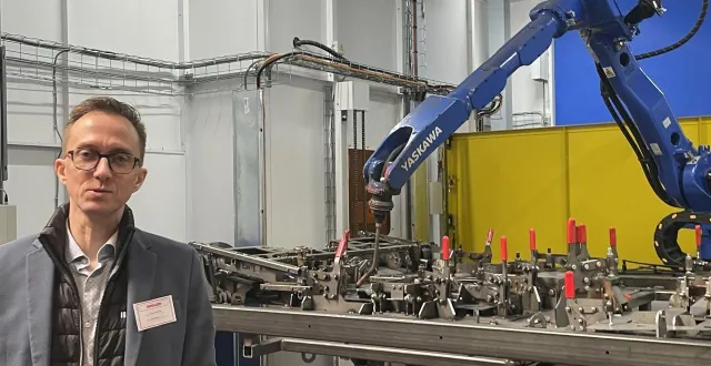 photo  nicolas roussel, directeur de buisard, devant l’un des trois robots de la nouvelle ligne de soudure.  &copy;  le maine libre 