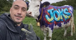 Info insolite  le graffeur joks anticipe d'éventuelles critiques: « pour les râleurs et la protection animale, ne vous inquiétez, pas j’ai utilisé des bombes à base d’eau. aucun danger pour l’animal ». plus sérieusement, l'intelligence artificielle a permis de créer de nombreux poissons d'avril cette année sur les réseaux sociaux. 