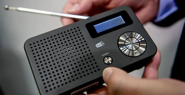 photo  avec le déploiement progressif du dab + en france, les auditeurs sont invités à s’équiper en récepteurs de cette radio terrestre numérique.  &copy;  britta pedersen/dpa-zentralbild/dpa 
