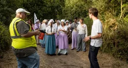 actu cin&eacute;ma  le jeune réalisateur breton benjamin lheureux (à droite) va dévoiler son premier film, vendredi 3 avril 2026 au cinéville de vannes (morbihan). baptisé dans le sillage de marie-anne, ce court-métrage raconte l’histoire de la première postière de france pendant la chouannerie. 