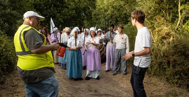 photo  le jeune réalisateur breton benjamin lheureux (à droite) va dévoiler son premier film, vendredi 3 avril 2026 au cinéville de vannes (morbihan). baptisé dans le sillage de marie-anne, ce court-métrage raconte l’histoire de la première postière de france pendant la chouannerie.  &copy;  enora jean 