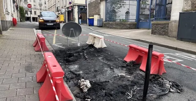 photo  une voiture a été incendiée dans la nuit du 30 au 31 mars, rue chevreul, à angers.  &copy;   co - anthony pasco 