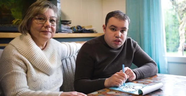 photo  bellevigne-les-châteaux, jeudi 12 mars. carole barré et son fils hugo, 26 ans, atteint d’autisme sévère.  &copy;  co - robin peter 