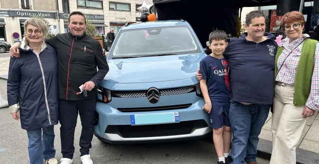 photo  les gagnants de la voiture avec leur fils arthur, ici aux côtés de stéphanie et sébastien hautreux.  &copy;  le maine libre 