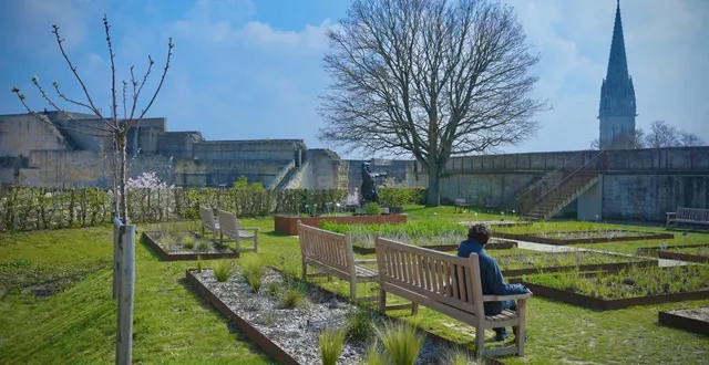 photo  le jardin des simples avec, en arrière-plan, les fortifications du château de caen.  &copy;  christine raout 