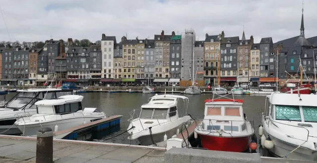 photo  à quelques jours de l’ouverture de la saison touristique avec le week-end de pâques, le quai sainte-catherine, à honfleur (calvados), est fermé à la circulation et les commerces fermés.  &copy;  ouest-france 