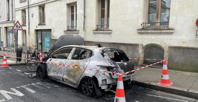 photo  l’un des deux véhicules incendié dans la nuit du 31 mars, rue chevreul à angers (maine-et-loire).  &copy;  ouest-france 