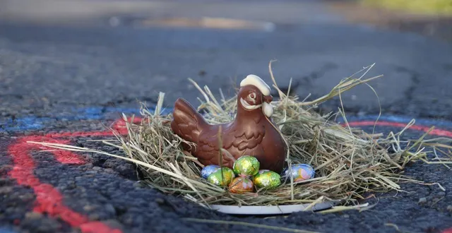 photo  les motards en colère invitent tous les usagers de la route à signaler samedi 4 avril les nids-de-poule, un danger qui guette tout le monde.  &copy;  photo ffmc 