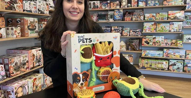 photo  marine camus, responsable communication du fabricant de jouets buki france, dont le siège social se trouve au mans (sarthe). ici avec l’un des coffrets de leur nouvelle gamme développée pour les animaux de compagnie.  &copy;  ouest-france 