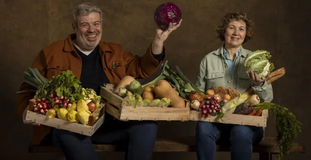 photo  jean-michel almeida, président de la vache qui meulles, en compagnie de nadia kaci-mouquet, bénévole à l’épicerie solidaire. le cliché a été réalisé par yann arthus-bertrand.  &copy;  yann arthus-bertrand, « france, un album de famille », 2026 
