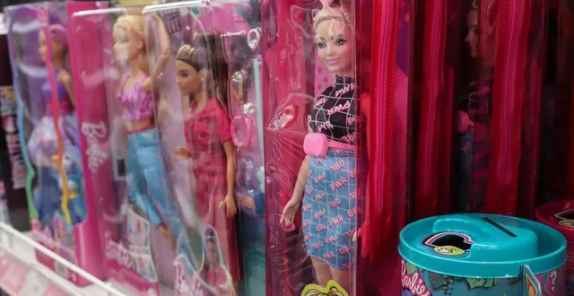 photo  les fans de la plus célèbre poupée du monde ont déchanté quand ils sont entrés sur le festival.  &copy;  photo d’illustration : anton novikov / getty images 