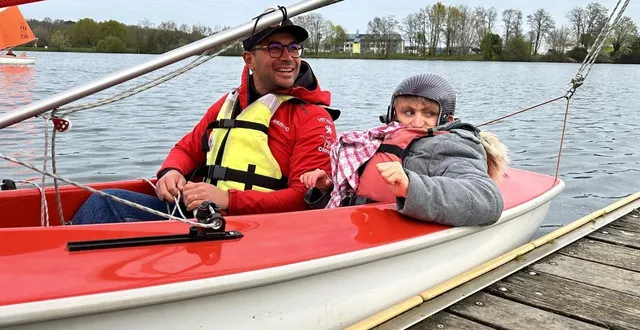 photo  jérémy, 24 ans, est monté à bord d’un voilier avec lomano takasi, skipper pro, pour naviguer sur le lac de la gèmerie d’arnage.  &copy;  ouest-france 