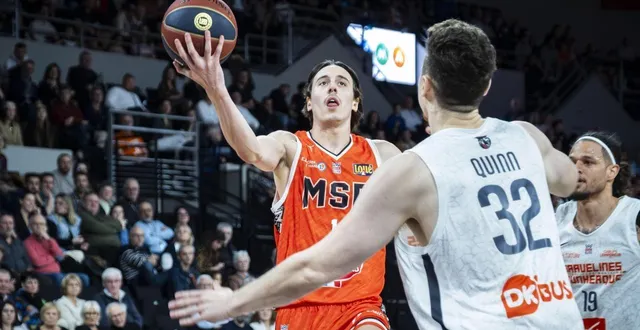 photo  le manceau bastien grasshoff monte au panier face à gravelines-dunkerque, le 20 décembre 2025.  &copy;  dominique breugnot/ouest-france 