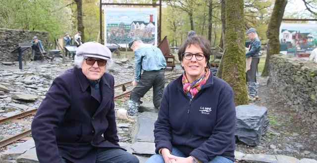 photo  denis le vraux, du groupe ellébore, et bénédicte flamand, directrice de la mine bleue, sur la butte des fendeurs.  &copy;  co 