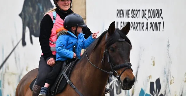 photo  pour faire des économies de carburant, clara chevalier va chercher son fils nathanaël à l’école à cheval.  &copy;  photo : franck dubray / ouest france 