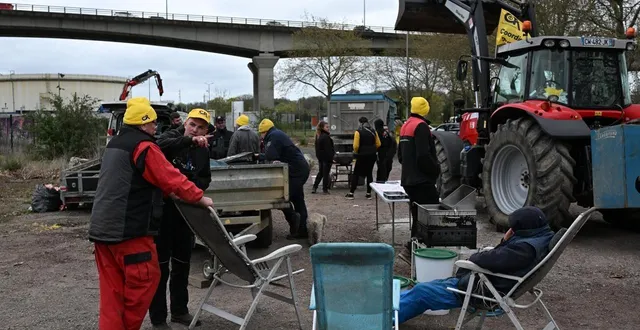 photo  mardi 31 mars et mercredi 1er avril, à l’appel de la cr14, une soixantaine d’agriculteurs se sont mobilisés à caen (calvados) contre la hausse des prix du carburant.  &copy;  martin roche / ouest-france 