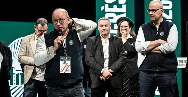 photo  arnaud rousseau, président sortant de la fnsea (à droite), a été élu mercredi au nouveau conseil d’administration (ca) avant une réélection prévue à la tête du syndicat, le 16 avril. le ca a été renouvelé (26 sortants sur 68). le breton, thierry coué (au micro), secrétaire général adjoint, quitte son poste.  &copy;  martin roche, ouest-france 