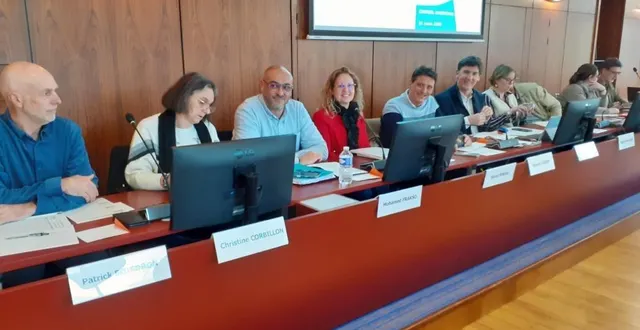 photo  les adjoints ont occupé pour la première fois leur place respective. de gauche à droite, patrick boisdron, christine corbillon, mohammed frakso, sylvie penau, vincent guibert ; le maire jean paul pavillon ; sophie beauclair, robert desoeuvre, émilie pushparaj, bruno baron guichard.  &copy;  ouest-france 
