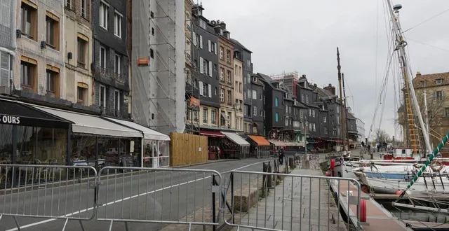 photo  le quai sainte-catherine, à honfleur (calvados), est désert, ce mercredi 1er avril 2026 dans l’après-midi, il a été fermé à la circulation et aux piétons.  &copy;  ouest-france 