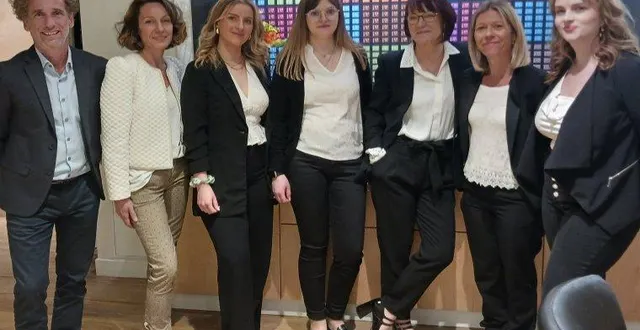 photo  à gauche, grégory stipa, alice, son épouse, et au centre, entourée des employées, sylvie remars.  &copy;  ouest-france. 