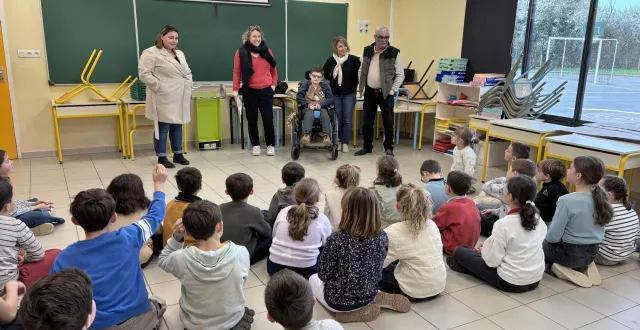 photo  les associations sont venues se présenter dans les classes de l'école saint-vincent.  &copy;  co 