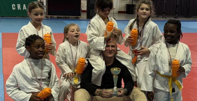 photo  les poussines du judo-club de thouarcé, championnes départementales, en compagnie de leur éducateur nicolas sadouet.  &copy;  co 