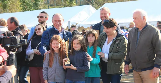 photo  les trois filles de gwénael hesloin (la plus grande au centre), fières de leur père, éleveur du champion primé dans la catégorie des croisés.  &copy;  le maine libre 