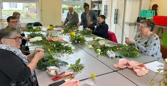 photo  les adhérentes composent des réalisations florales grâce à l’atelier mis en place par le comité des fêtes de ruaudin.  &copy;  le maine libre 