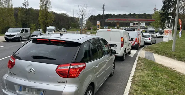 photo  le mans, mercredi 1er avril 2026. devant la station total de la route de laval, on fait la queue. temps d’attente selon les uns et les autres : au moins 20 bonnes minutes.  &copy;  photo le maine libre 