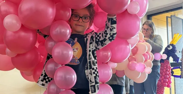photo  les enfants du centre social paul gauguin ont fabriqué des méduses et pieuvres en ballon pour préparer le carnaval d’alençon (orne) qui se déroulera le 4 avril 2026.  &copy;  ouest-france 