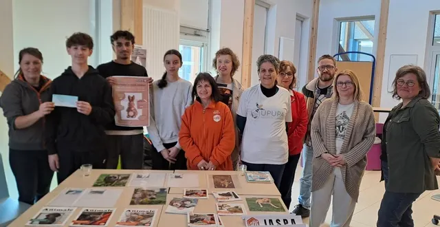 photo  au lycée europe - robert-schuman de cholet, élèves, professeurs et associations sont tous concernés par les droits des animaux.  &copy;  ouest-france. 