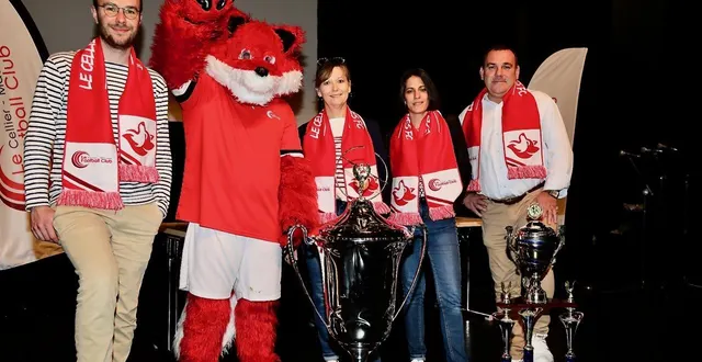 photo  pierre nicouleaud, françoise blais, stéphanie lacomère et cyril guérin entourent celmau, la mascotte. les bénévoles du cellier-mauves sont dans les starting-blocks.  &copy;  sébastien dieu devienne 