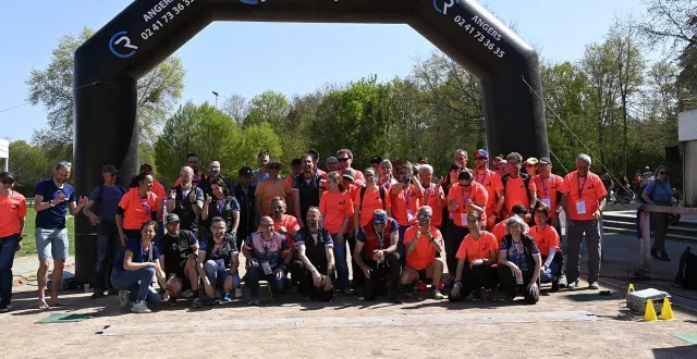 photo  une partie des bénévoles du kal onna trail sur la ligne de départ au stade gaston bernier de chalonnes-sur-loire lors de l’édition 2025  &copy;  archives ouest-france. 