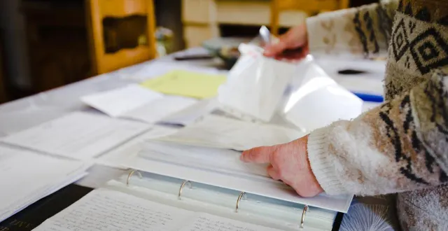 photo  longué-jumelles, mardi 17 mars. sophie se plonge dans les plus de 200 lettres envoyées par sa mère.  &copy;  co - robin peter 
