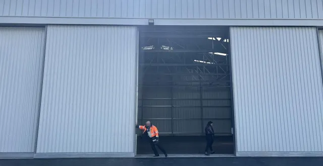 photo  laurent pascal, responsable d’exploitation de l’aéroport cherbourg manche, ouvre le vaste hangar de 800m² dont s’est dotée l’infrastructure.  &copy;  ouest-france 