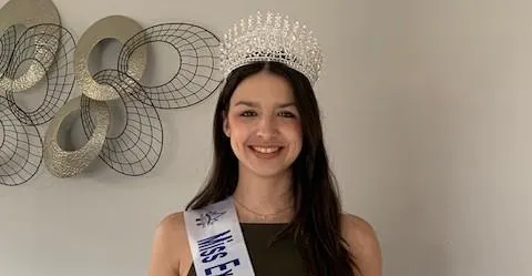 photo  solène gouilou-jouanguy avec son écharpe, vise plus haut.  &copy;  le maine libre 