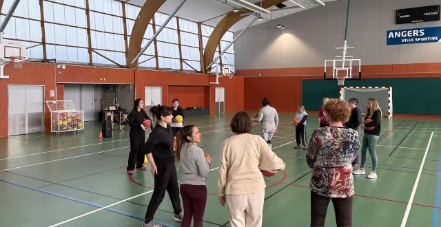 photo  chaque matin, les participantes au parcours de remobilisation ont alterné jeux de cohésion, gym douce, athlétisme, basket-ball, step et marche. ici, samia alusse (à gauche, au fond) référente insertion et inclusion du club de basket-ball de belle-beille, propose des jeux de coopération et de stratégie.  &copy;  club acbb 