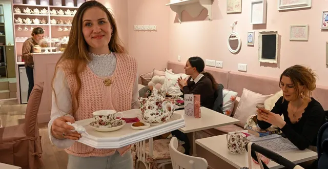 photo  angers, rue saint-laud, le 1er avril 2026. clémentine choyer rayonnante dans son salon de thé marie-thérèse qui a ouvert mercredi.  &copy;  co - laurent combet 