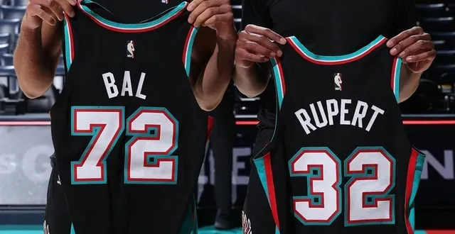 photo  rayan rupert et adama bal, après le succès des memphis grizzlies contre les chicago bulls, au fedex forum de memphis, samedi 28 mars.  &copy;  getty images via afp - joe murphy 