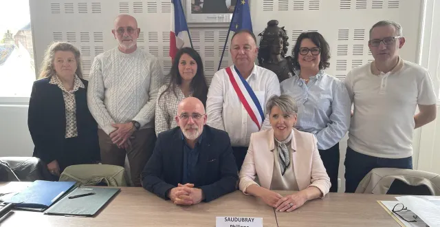 photo  philippe saudubray entouré de ses adjoints lors de l’installation officielle du nouveau conseil municipal.  &copy;  le maine libre 